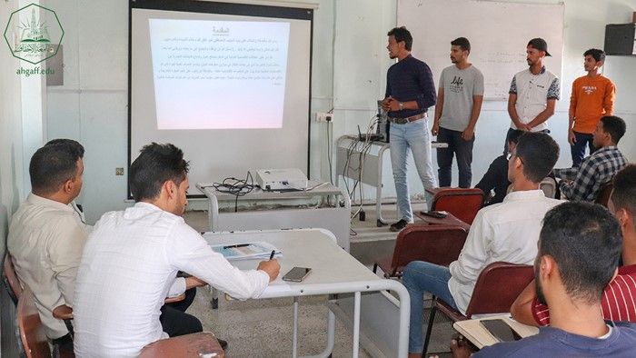 كلية الإدارة والإقتصاد بجامعة الاحقاف تقيم مناقشة خطة البحث لمشاريع التخرج للعام الجامعي 2023- 2024م