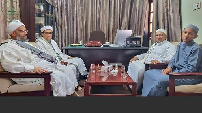 عميد كلية الشريعة والقانون يلتقي مدير مكتب جامعة الأحقاف بدولة إندونيسيا