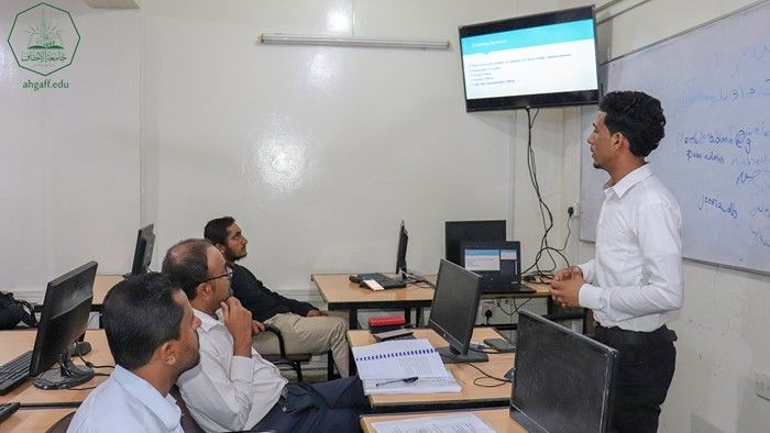 كلية هندسة و علوم الحاسوب تناقش مقترحات مشاريع التخرج لطلاب المستوى الرابع قسم تقنية المعلومات