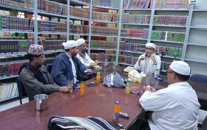 عميد كلية الشريعة والقانون يعقد اجتماعا بالهيئة التدريسية بالكلية