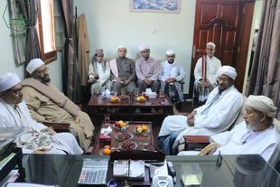 عميد كلية الشريعة والقانون جامعة الأحقاف يلتقي السيد محمد عمر عيديد بازرعة الشخصية العمانية المعروفة.