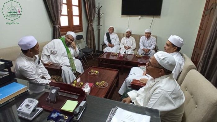 رئيس جامعة دار السلام بإندونيسيا يزور كلية الشريعة والقانون جامعة الأحقاف ويلقي محاضرة عامة للطلاب