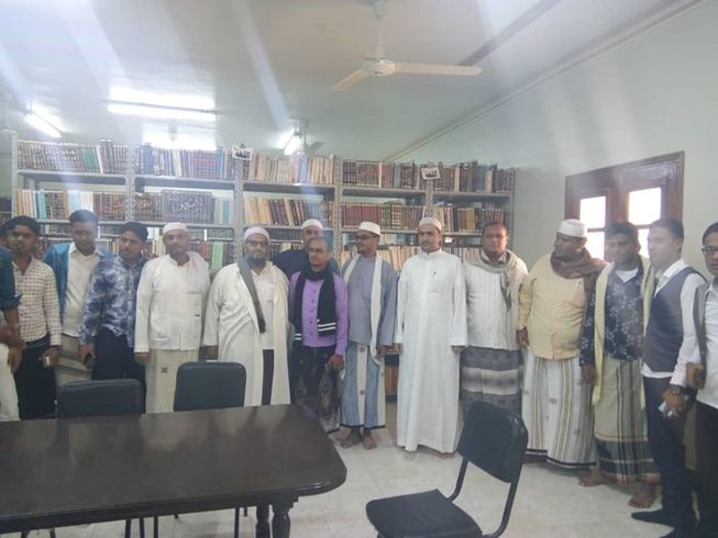 عميد كلية الشريعة والقانون بجامعة الاحقاف يستقبل وفدا من أساتذة وطلاب كلية المجتمع بالشحر