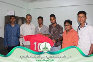 منتخب جامعة الأحقاف يستلم هدية من فريق مجمع الأحقاف الرياضي بشبام