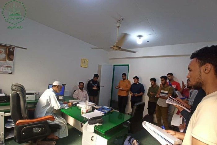 طلاب قسم أنظمة معلومات حاسوبية بجامعة الاحقاف في زيارة لإدارة شؤون الوافدين