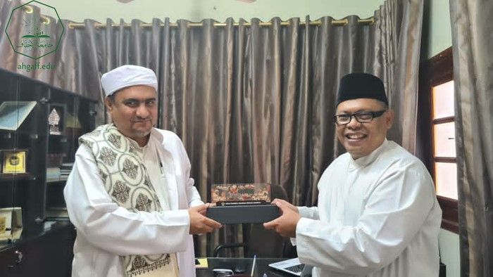 عميد كلية الشريعة والقانون بجامعة الاحقاف يلتقي بنائب رئيس هيئة الرقابة المالية بإندونيسيا
