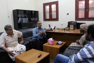 مندوب المحافظ البحسني في زيارة مشروع شبكة مواقع حضرموت