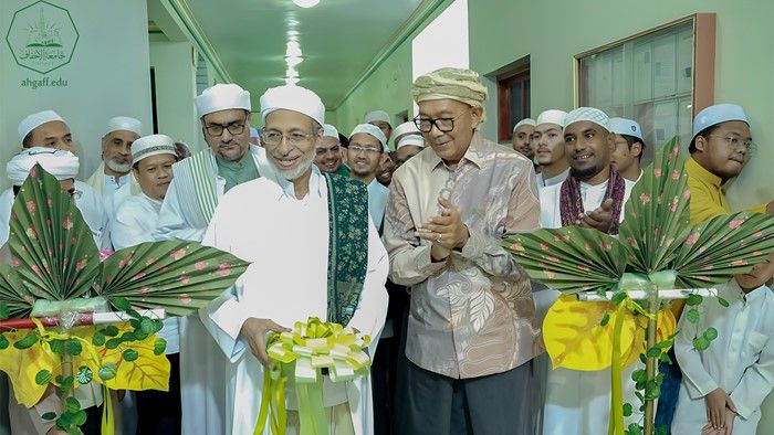 رئيس جامعة الأحقاف رفقة السفير الإندونيسي يفتتحان مركز بحوث حضرموت بكلية الشريعة والقانون بتريم