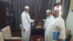 عميد كلية الشريعة والقانون يلتقي مدير مكتب جامعة الأحقاف بدولة إندونيسيا